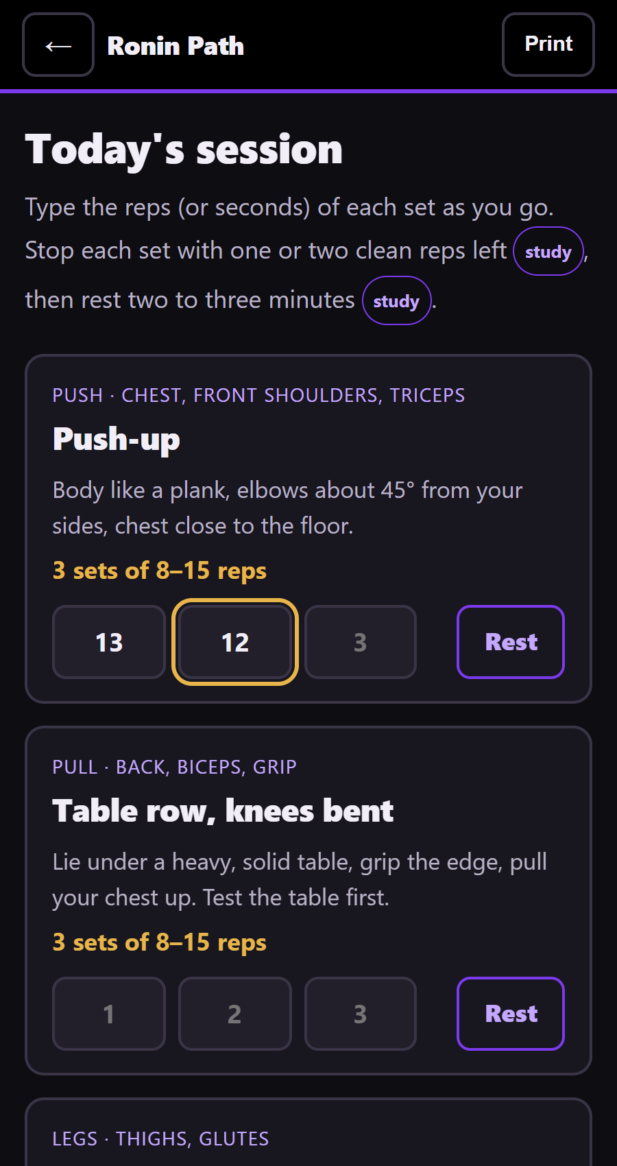 A session in the app: push-up, table row and squat, each with its sets, rep range and boxes to type the reps.
